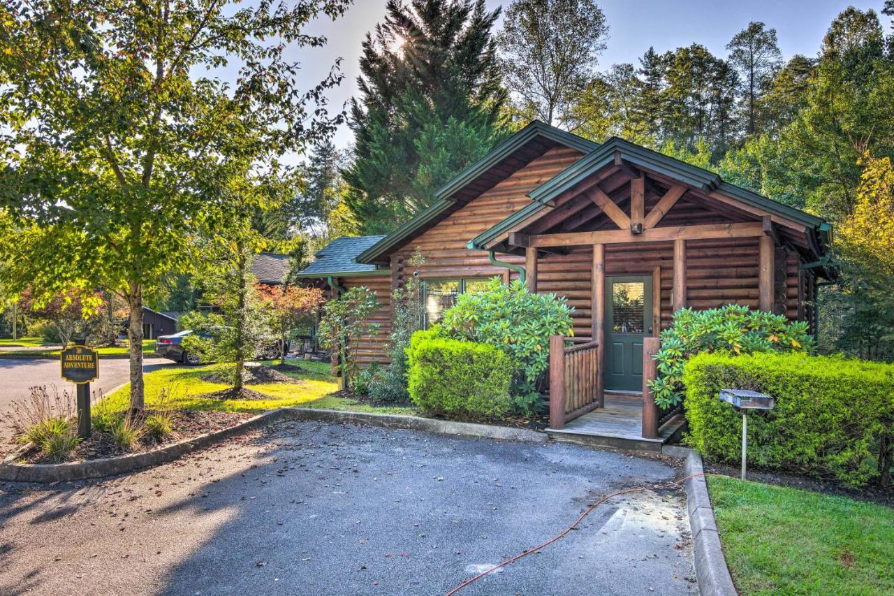 Dog Friendly, Romantic Mtn Getaway Hot Tub Pool Gatlinburg Exterior photo
