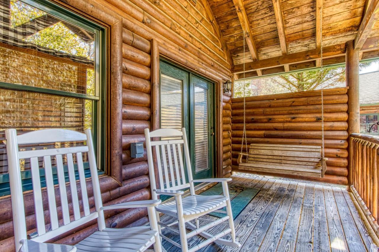 Dog Friendly, Romantic Mtn Getaway Hot Tub Pool Gatlinburg Exterior photo