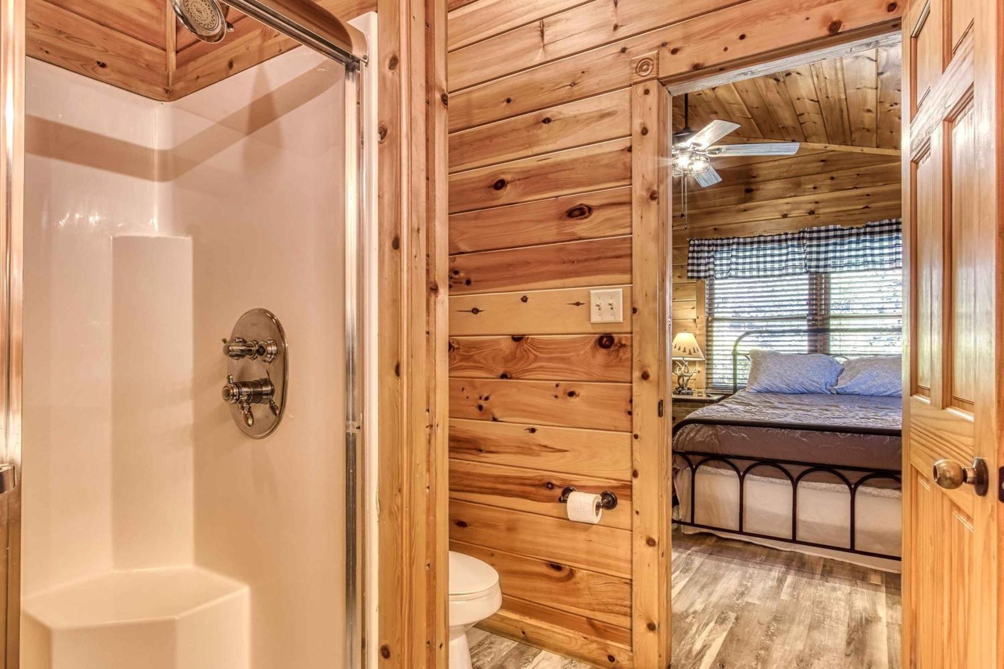 Dog Friendly, Romantic Mtn Getaway Hot Tub Pool Gatlinburg Exterior photo