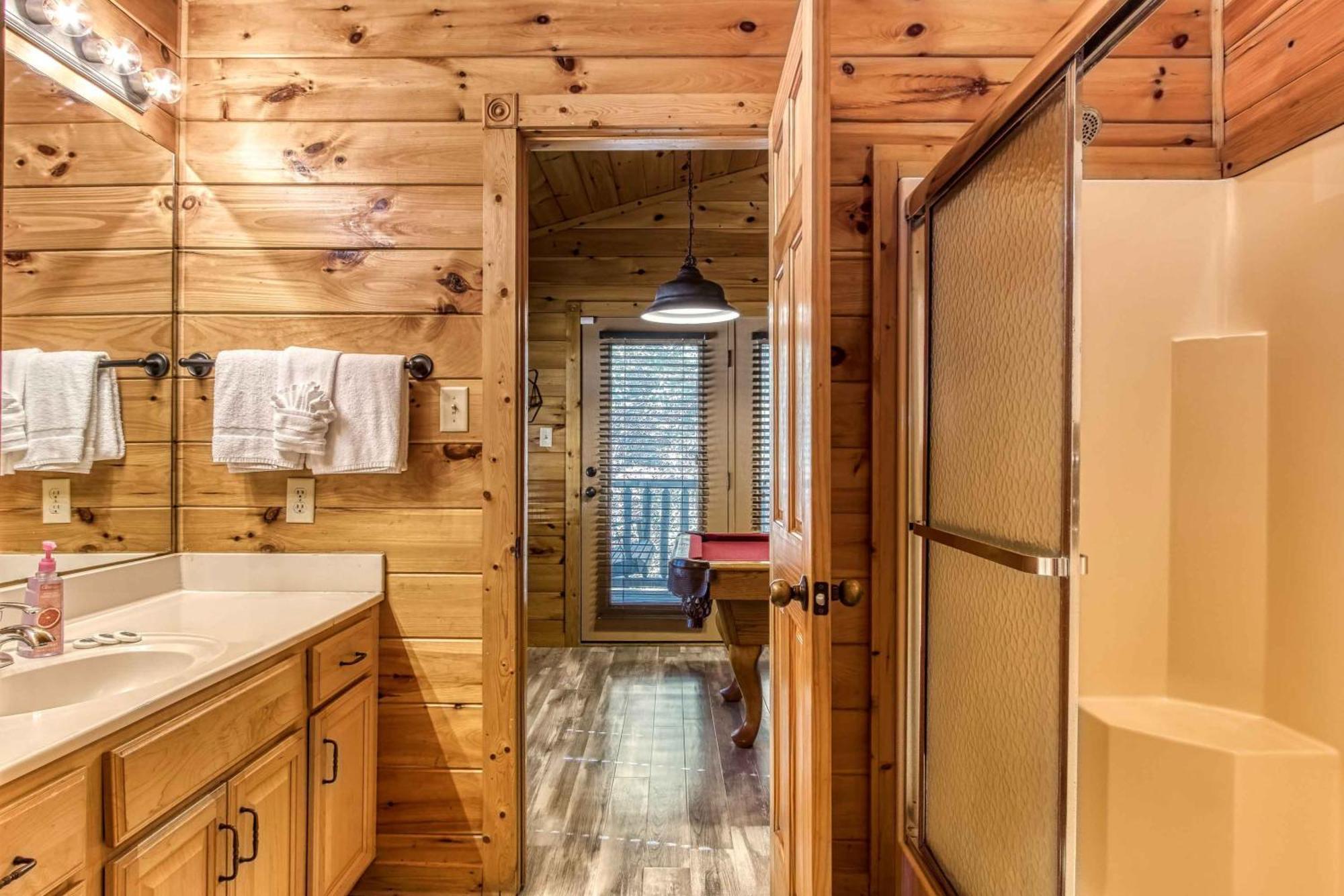 Dog Friendly, Romantic Mtn Getaway Hot Tub Pool Gatlinburg Exterior photo