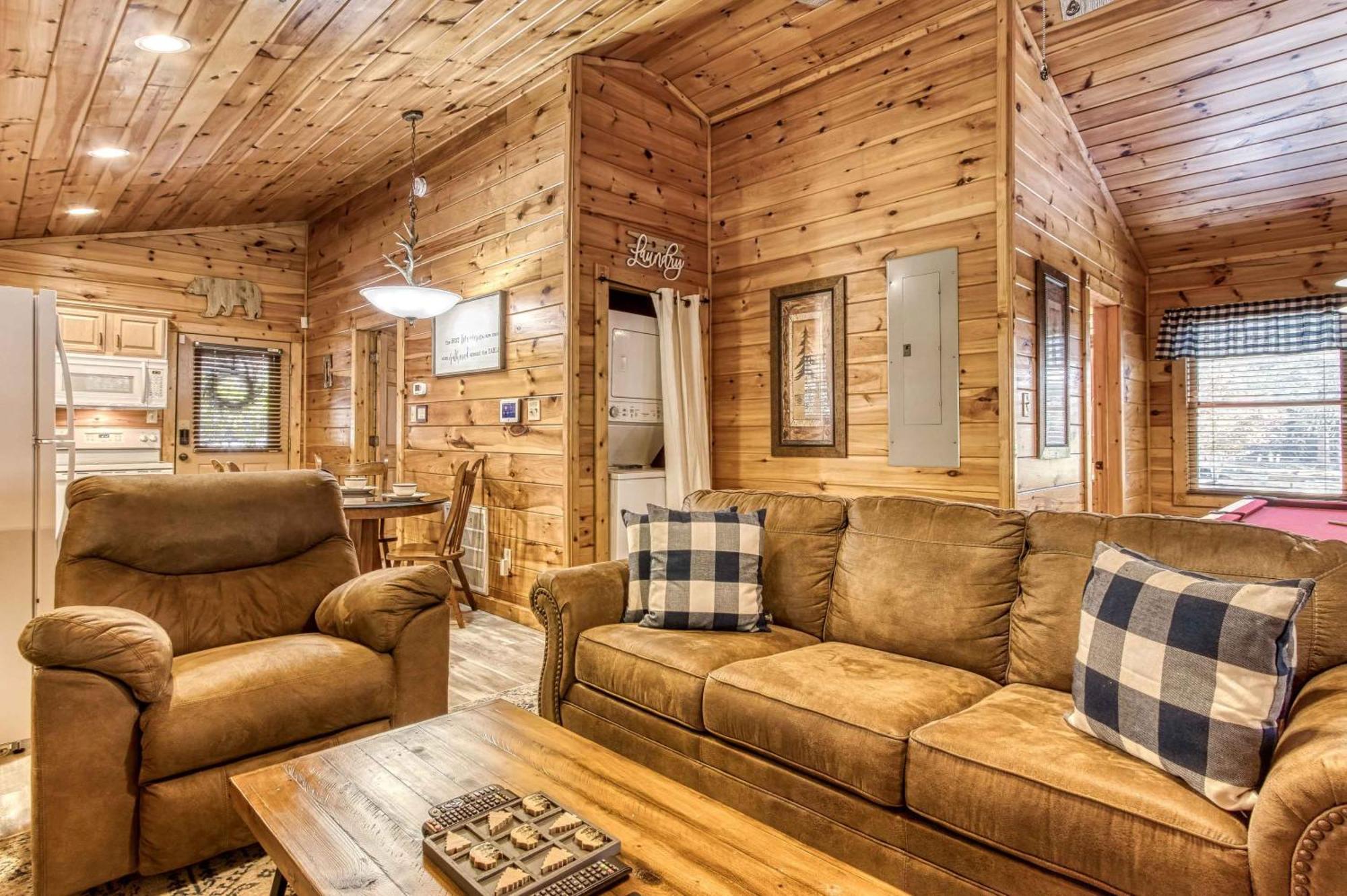 Dog Friendly, Romantic Mtn Getaway Hot Tub Pool Gatlinburg Exterior photo